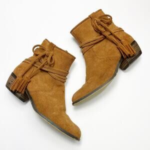 Minnetonka Womens's Cognac Suede Ankle Boots Tassel Wrap Strap Camel Size 6 GUC